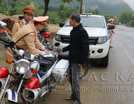 Phòng Cảnh sát giao thông Công an tỉnh phối hợp với Công an huyện Chợ Mới tăng cường tuần tra, xử lý vi phạm giao thông tại TT Chợ Mới