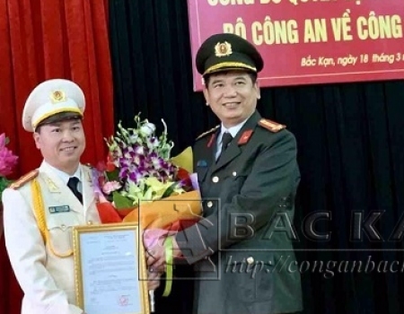 Đại tá Dương Văn Tính - GĐ công an tỉnh trao Quyết định của Bộ trưởng Bộ Công an bổ nhiệm Thượng tá Dương Văn Hải giữ chức vụ Trưởng phòng Hậu cần