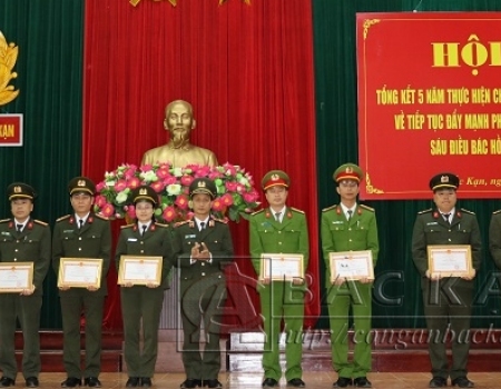 Khen thưởng các tập thể, cá nhân có thành tích xuất sắc trong thực hiện phong trào “CAND học tập, thực hiện Sáu điều Bác Hồ dạy" giai đoạn 2013 -2018