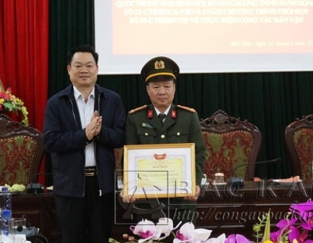 Đ/c Hoàng Duy Chinh - Phó Bí thư Tỉnh ủy trao Bằng khen của TW MTTQ Việt Nam cho Công an huyện Bạch Thông đã có thành tích xuất sắc trong thực hiện trong thực hiện Chương trình phối hợp đẩy mạnh phong trào Toàn dân bảo vệ ANTQ giai đoạn 2013 – 2018