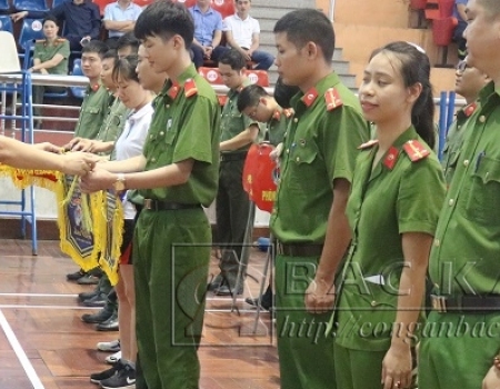 Đại tá Nguyễn Thanh Tuân - PGĐ Công an tỉnh tặng cờ lưu niệm cho các đoàn tham dự giải
