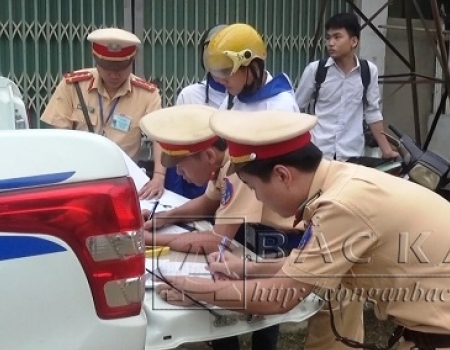 Lực lượng CSGT lập biên bản học sinh vi phạm khi tham gia giao thông