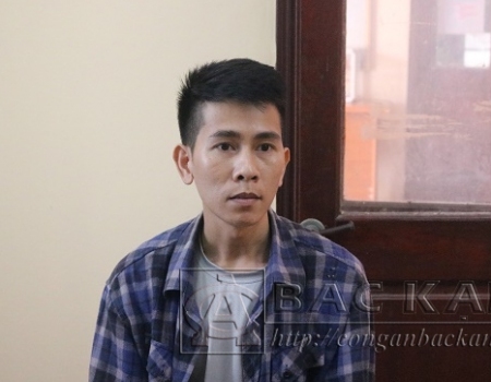 Đinh Quang Sơn đến Công an TP Bắc Kạn thực hiện việc nộp phạt