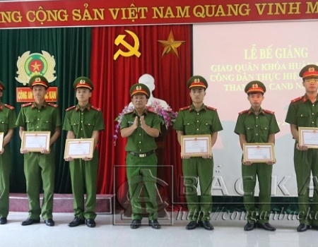 Đại tá Đinh Quang Huy, PGĐ Công an tỉnh trao Giấy khen cho 6 chiến sỹ có thành tích xuất sắc trong học tập, rèn luyện khóa huấn luyện công dân thực hiện nghĩa vụ CAND năm 2019