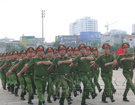 Đội tuyển thi Điều lệnh Công an tỉnh Bắc Kạn tham gia phần thi duyệt đội ngũ