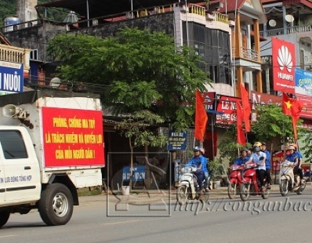 Diễu hành tuyên truyền phòng chống ma túy tại huyện Chợ Đồn