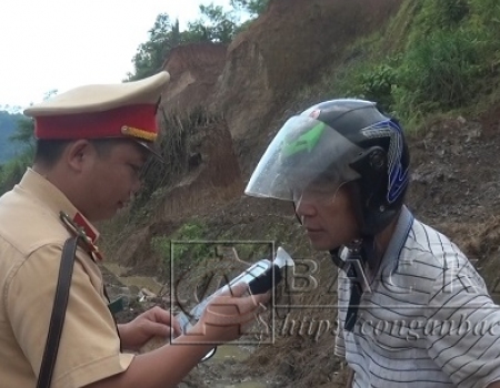 Công an huyện Ba Bể kiểm tra nồng độ cồn trong hơi thở đối với người điều khiển mô tô