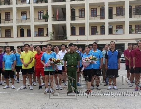 Đại tá Nguyễn Thanh Tuân tặng hoa và động viên các đội bóng