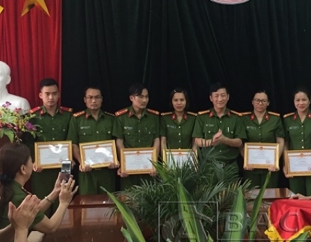 Đại tá Hà Trọng Trung, PGĐ Công an tỉnh tặng giấy khen cho 1 tập thể, 7 cá nhân đã có thành tích xuất sắc phá vụ án đánh bạc xảy ra tại huyện Chợ Đồn