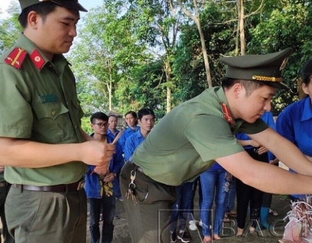 ĐVTN Công an tỉnh thắp hương tri ân các Anh hùng liệt sỹ phường Huyền Tụng, TP Bắc Kạn.