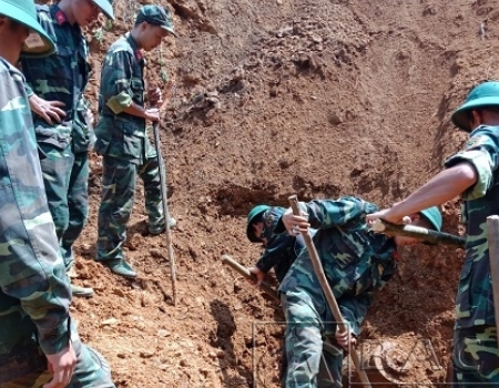 Lực lượng công binh đào, di chuyển quả bom