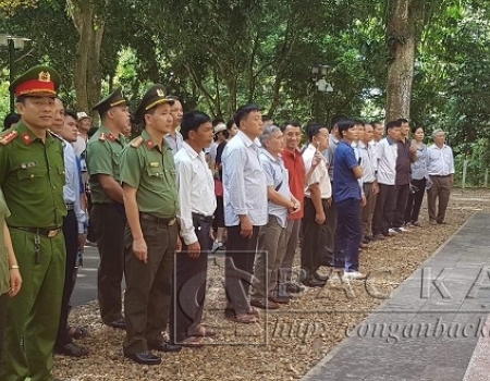 Công an huyện Chợ Mới tổ chức cho người có uy tín trên địa bàn huyện báo công tại khu di tích lịch sử K9