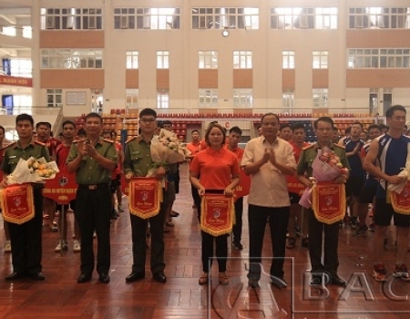 Đồng Chí Nguyễn Văn Du, Bí Thư Tỉnh ủy; đồng chí Phạm Duy Hưng, Phó Chủ tịch UBND tỉnh Bắc Kạn, Đại tá Dương Văn Tính, GĐ Công an tỉnh tặng hoa và cờ lưu niệm cho các đoàn vận động viên.