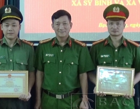 Đại tá Hà Trọng Trung – Phó Giám đốc Công an tỉnh trao giấy khen cho tập thể, cá nhân có thành tích xuất sắc trong điều tra vụ phá rừng