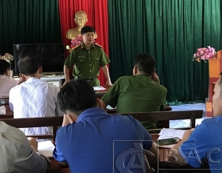Thượng tá Trịnh Vũ Ngàn tại một buổi đối thoại với nhân dân trên địa bàn.