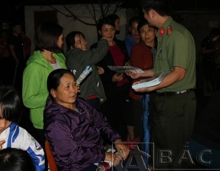 hững cuốn tài liệu tuyên truyền về phong trào Toàn dân bảo vê ANTQ chuyển tận tay từng người dân