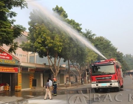 Lực lượng PCCC Công an tỉnh tổ chức diễn tập phương án phòng cháy chữa cháy tại Chợ Đức Xuân.