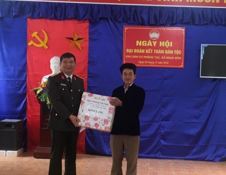 Đại tá Dương Văn Tính - Giám đốc Công an tỉnh tặng quà cho thôn Phiêng Tạc