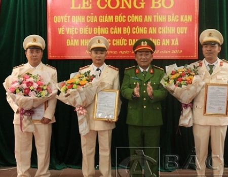 Đại tá Đinh Quang Huy phó Giám đốc Công an tỉnh trao Quyết định cho 3 đồng chí  Công an xã Nông Thượng