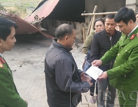 Đại tá Nguyễn Thanh Tuân trao quà hỗ trợ 2 gia đình ông Giá Văn Huyên và ông Hoàng Văn Chuyền.