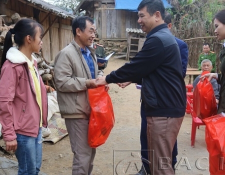 Các phần quà được chuyển tận tay các Hộ nghèo tại thôn Khau Phoòng, xã Bằng Vân, Ngân Sơn