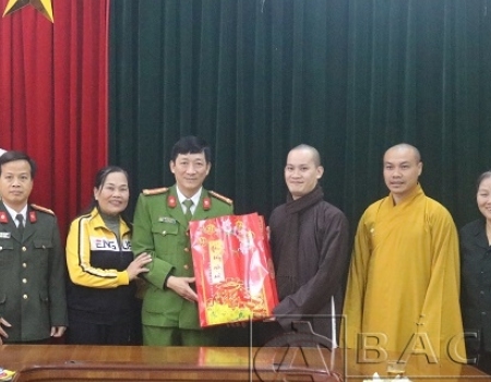 Đại đức Thích Khai Độ - Chánh văn phòng Ban trị sự Phật giáo Việt Nam tỉnh Bắc Kạn chúc,  tặng quà Tết cho CBCS Công an tỉnh