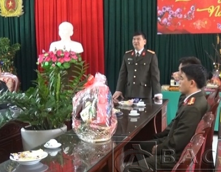 Đại tá Dương Văn Tính – Phó Giám đốc Công an tỉnh đã đến thăm, chúc Tết, kiểm tra chế độ trực tại Phòng Cảnh sát cơ động.