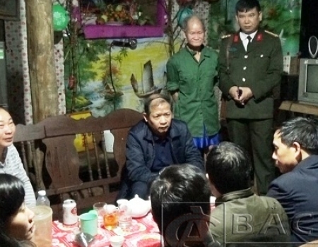 Đồng chí Lý Thái Hải- Chủ tịch UBND tỉnh cùng đoàn công tác kiểm tra tình hình thực tế tại xã Dương Phong, huyện Bạch Thông