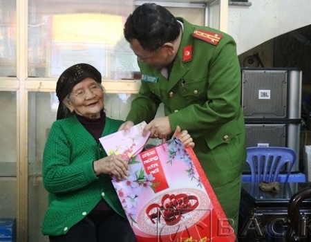 Đại tá Đinh Quang Huy - PGĐ Công an tỉnh đến chúc Tết, tặng quà Bà Mẹ Việt Nam anh hùng Nguyễn Thị Bé