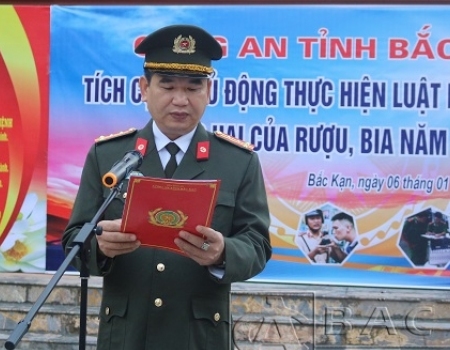 Đại tá Dương Văn Tính - GĐ Công an tỉnh phát biểu, quán triệt, yêu cầu CBCS phải gương mẫu chấp hành, thực hiện các quy định của Luật phòng, chống tác hại của rượu, bia