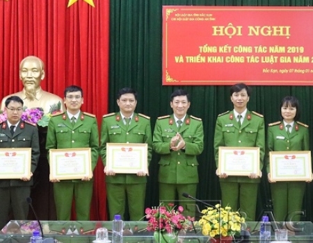 Chi Hội Luật gia Công an tỉnh Khen thưởng các hội viên có thành tích xuất sắc trong năm 2019