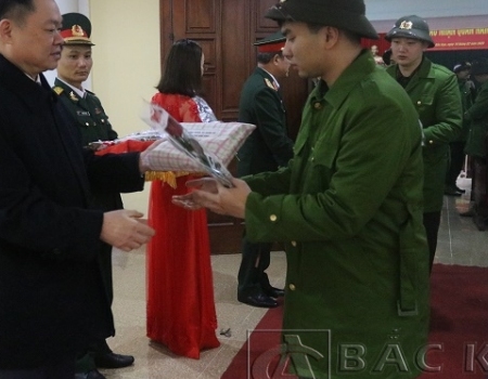 Đ/c Hoàng Duy Chinh - Phó Bí thư TT Tỉnh ủy Bắc Kạn tặng quà, động viên các tân binh nhập ngũ