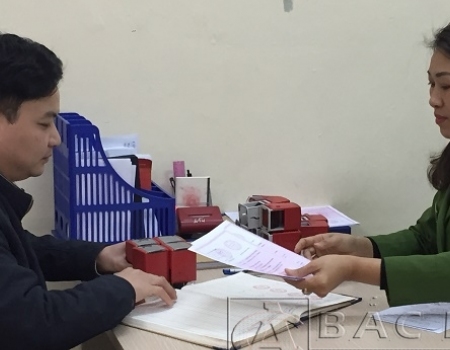 Phòng Cảnh sát quản lý hành chính về TTXH bàn giao con dấu mới cho các xã sáp nhập thuộc huyện Na Rì