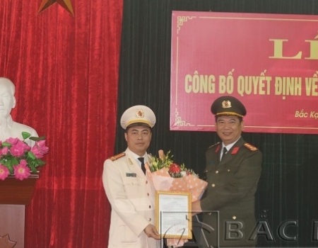 Đại tá Dương Văn Tính - GĐ Công an tỉnh trao quyết định cho Trung tá Lê An Nguyên, Phó trưởng Công an huyện Ba Bể được điều động đến nhận nhiệm vụ và giữ chức vụ Phó trưởng phòng Hậu cần