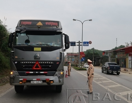 CSGT Công an tỉnh Bắc Kạn kiểm tra tải trọng xe tải lưu thông trên địa bàn tỉnh