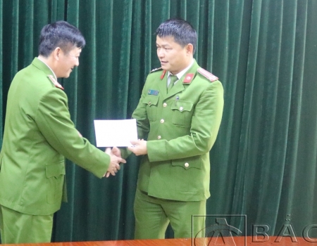 Đại tá Hà Trọng Trung - PGĐ Công an tỉnh thưởng nóng cho Phòng Cảnh sát điều tra tội phạm về ma túy