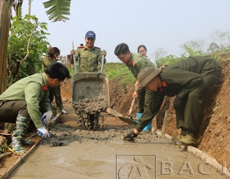 ĐVTN chi đoàn khối trực thuộc với công trình 110m đường bê tông cho bà con nhân dân thôn Cốc Lào, xã Giáo Hiệu