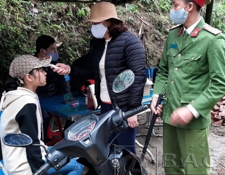 Lực lượng liên ngành xã Nhạn Môn tiến hành kiểm tra thân nhiệt đối với người dân trên địa bàn