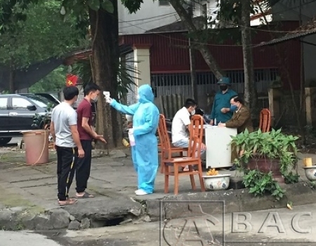 Kiểm tra thân nhiệt để phòng chống dịch trên địa bàn huyện Chợ Mới, tỉnh Bắc Kạn