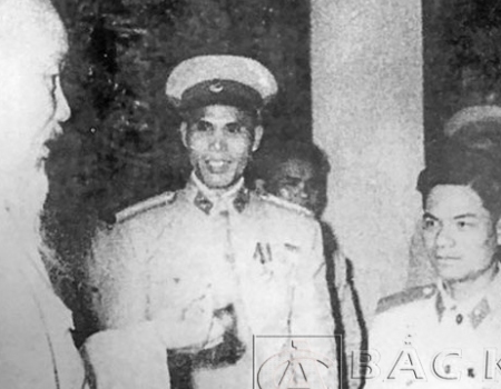 Chủ tịch Hồ Chí Minh đến thăm cán bộ, chiến sĩ Công an Hà Nội dịp Tết Quý Mão 1963.  (Ảnh tư liệu)