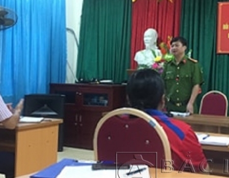 Thượng tá Trịnh Vũ Ngàn, Trưởng công an huyện  giải đáp ý kiến của nhân dân