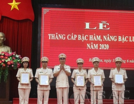 Đại tá Dương Văn Tính - Giám đốc Công an tỉnh trao quân hàm Thượng tá