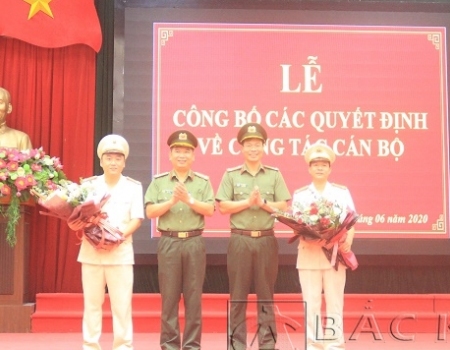 Lãnh đạo Công an tỉnh tặng hoa chúc mừng 2 đồng chí được điều động, bổ nhiệm.