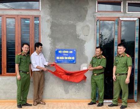 Đại tá Đinh Quang Huy, Phó giám Đốc Công an tỉnh gỡ băng khánh thành, bàn giao ngôi nhà cho gia đình Trung úy Mã Thành Lê