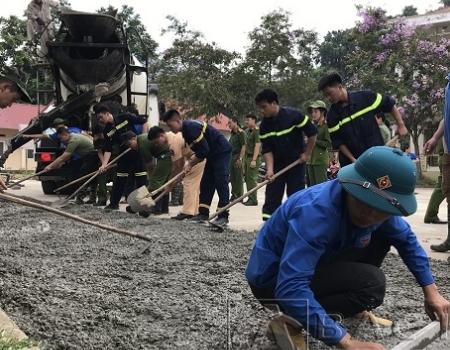 Đoàn viên thanh niên các đơn vị đổ bê tông sân Trường tiểu học Nông Thượng