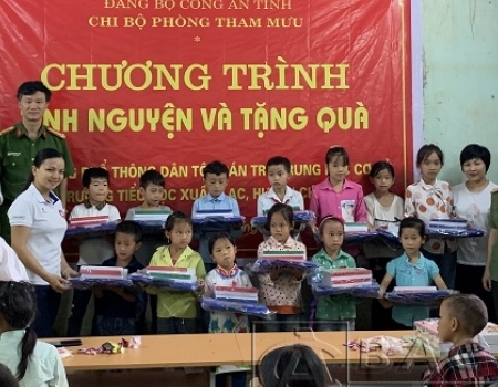 Đoàn thiện nguyện tặng quà cho các em học sinh