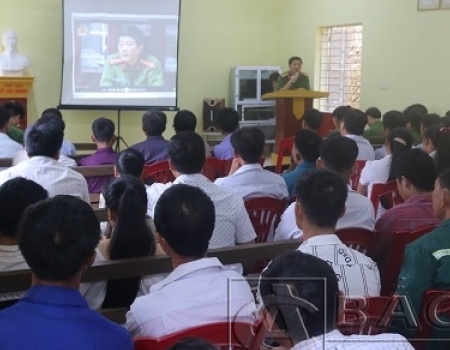 Tuyên truyền, vận động nhân dân nâng cao nhận chức cho nhân dân về công tác quản lý, sử dụng vũ khí, vật liệu nổ….