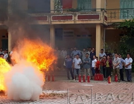 Hướng dẫn sử dụng bình bột chữ cháy cho các học viên tham gia tập huấn