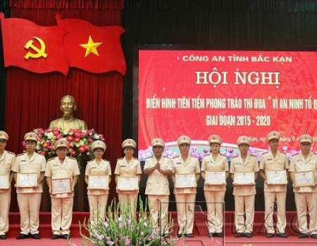 Đại tá Đinh Quang Huy – Phó Giám đốc Công an tỉnh trao Giấy khen cho các cá nhân có nhiều thành tích trong học tập và làm tư tưởng tấm gương đạo đức Hồ Chí Minh.