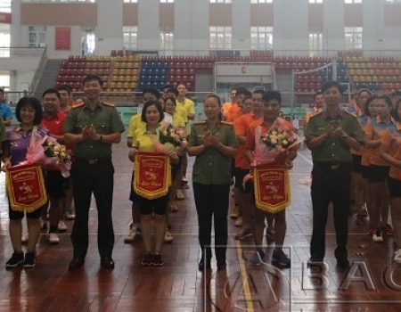  Thượng tá Vũ Văn Quân – Phó Giám đốc Công an tỉnh tặng hoa và cờ lưu niệm cho các đội tuyển tham gia giải.   